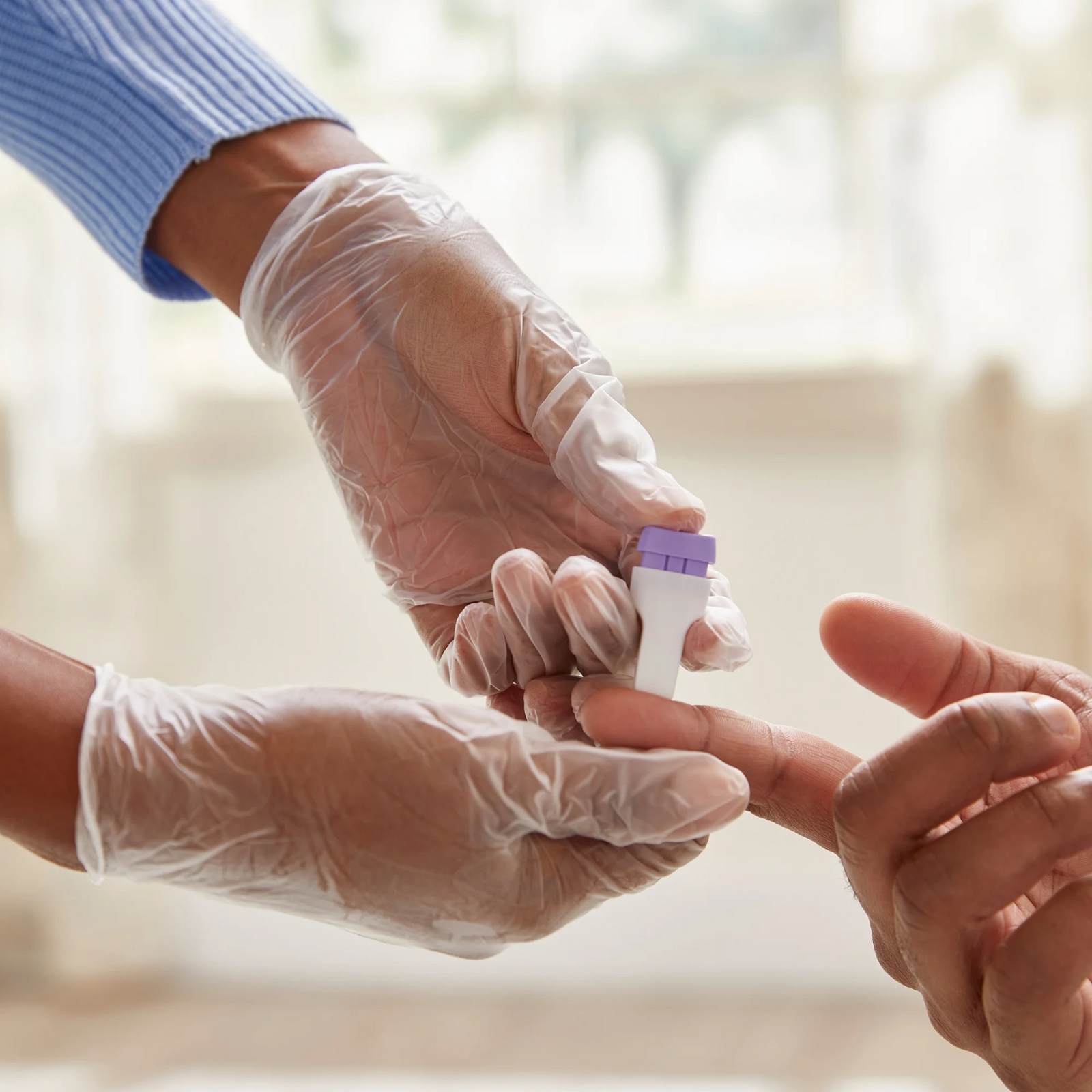 McKesson Vinyl Exam Glove Standard Cuff Length Medium 150 per Box - Imagen 7