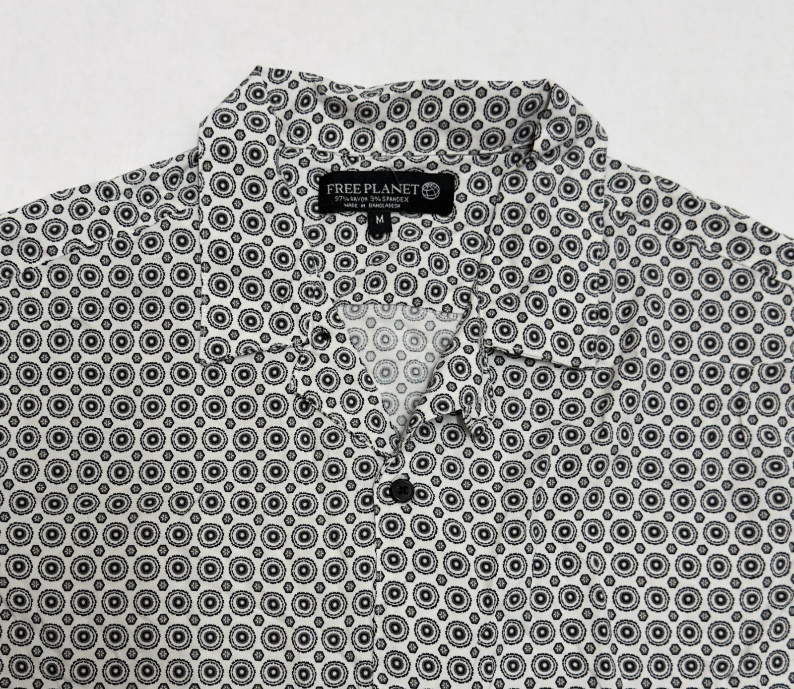 Free Planet Men’s White With Geometric Pattern Casual Short Sleeve Button Up M